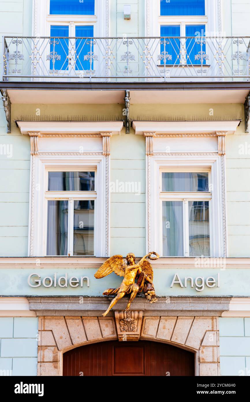 Das Haus 'Goldener Engel' in der Celetna Straße, in der Nähe des Altstadtplatzes. Früher gab es ein beliebtes kutschenhaus und später ein Luxushotel für die reichsten P Stockfoto