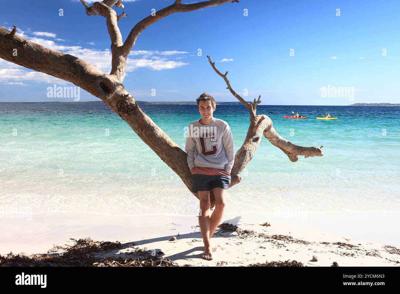 Teenboy tropischen Strand Freizeit Urlaub genießen Stockfoto