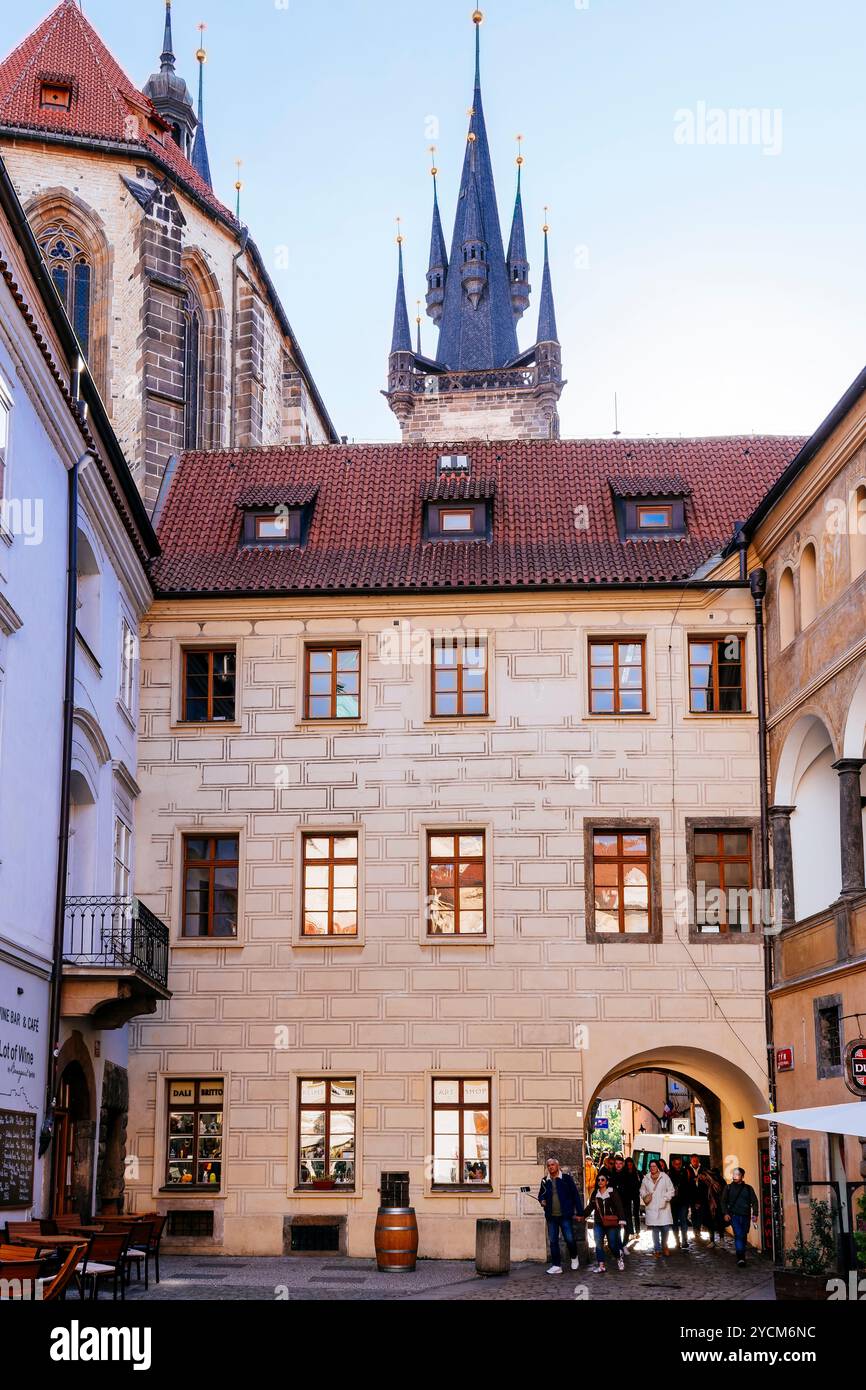 Týn Yard. Dieser kleine Platz neben dem Altstadtplatz ist eine der wichtigsten historischen Stätten in Prag und war ursprünglich ein befestigter Kaufmann Stockfoto