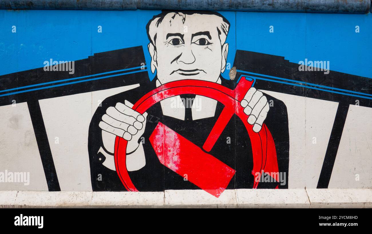 Berlin - 20. Oktober 2024: Michail Gorbatschow dargestellt von Georg Lutz Rauschebart in der East Side Gallery der Berliner Mauer. Stockfoto