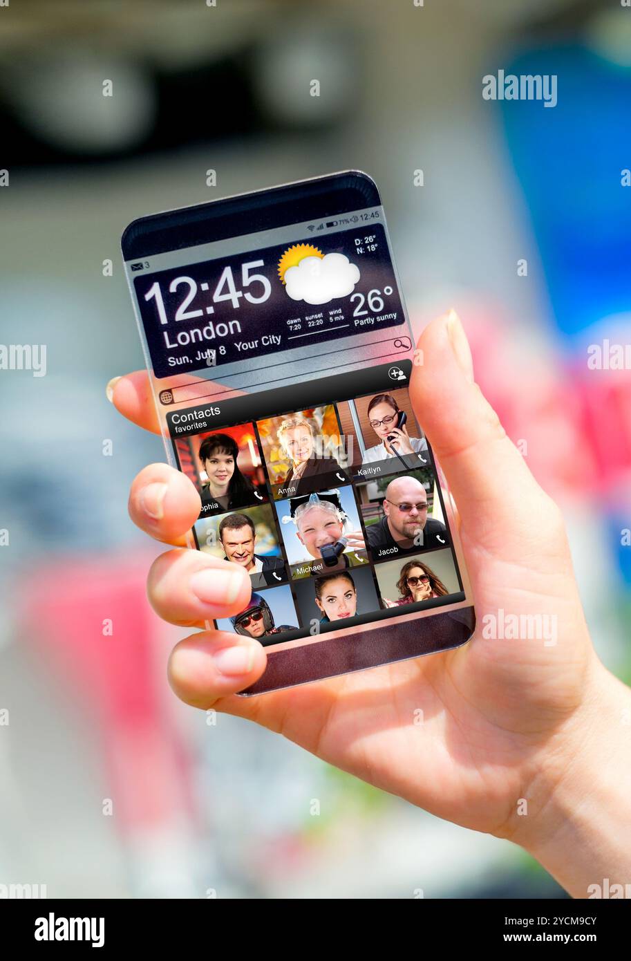 Smartphone mit transparenten Bildschirm in Menschenhand. Stockfoto