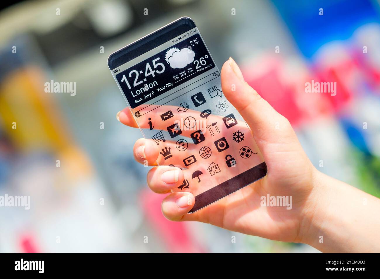 Smartphone mit transparenten Bildschirm in Menschenhand. Stockfoto