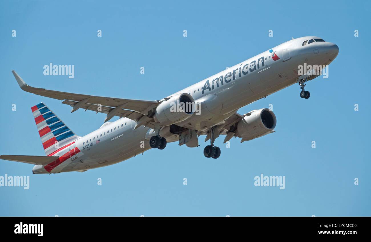 Ein American Airlines Airbus A321 mit Fahrwerk, das kurz nach dem Start verlängert wurde. Stockfoto