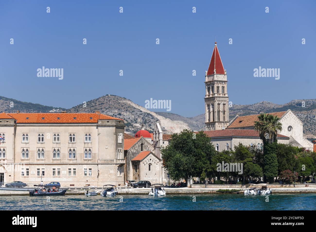 Skyline von Trogir: Uferpromenade und Glockenturm der Kathedrale. Kroatien. Stockfoto