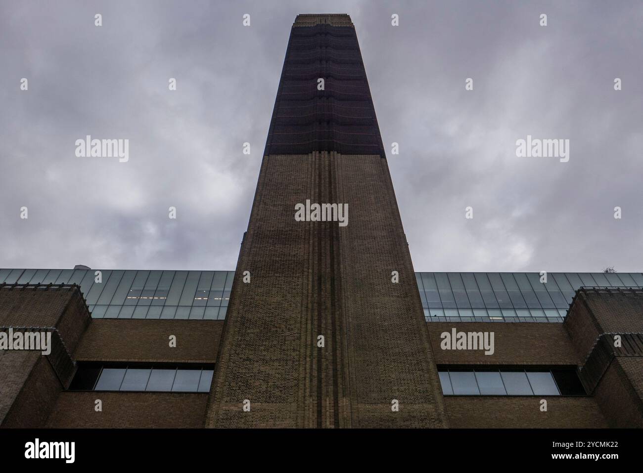 Vor dem Eingang des Tate Modern in London, England am 23. Oktober 2024. Foto: SMP News Stockfoto