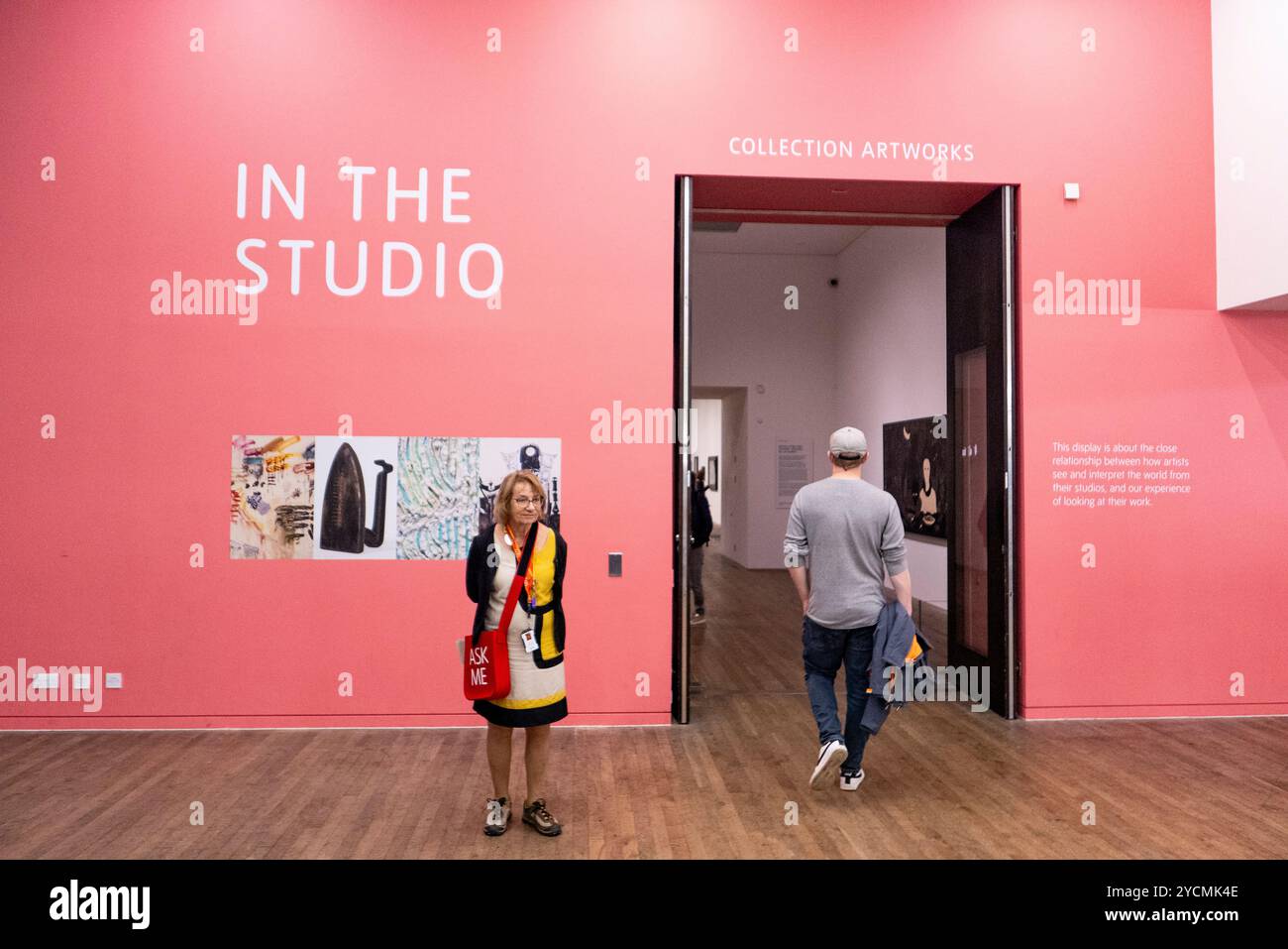 Ein Mann geht in den Raum der Sammlung Kunstwerke im Tate Modern, London, England. Foto: SMP News Stockfoto