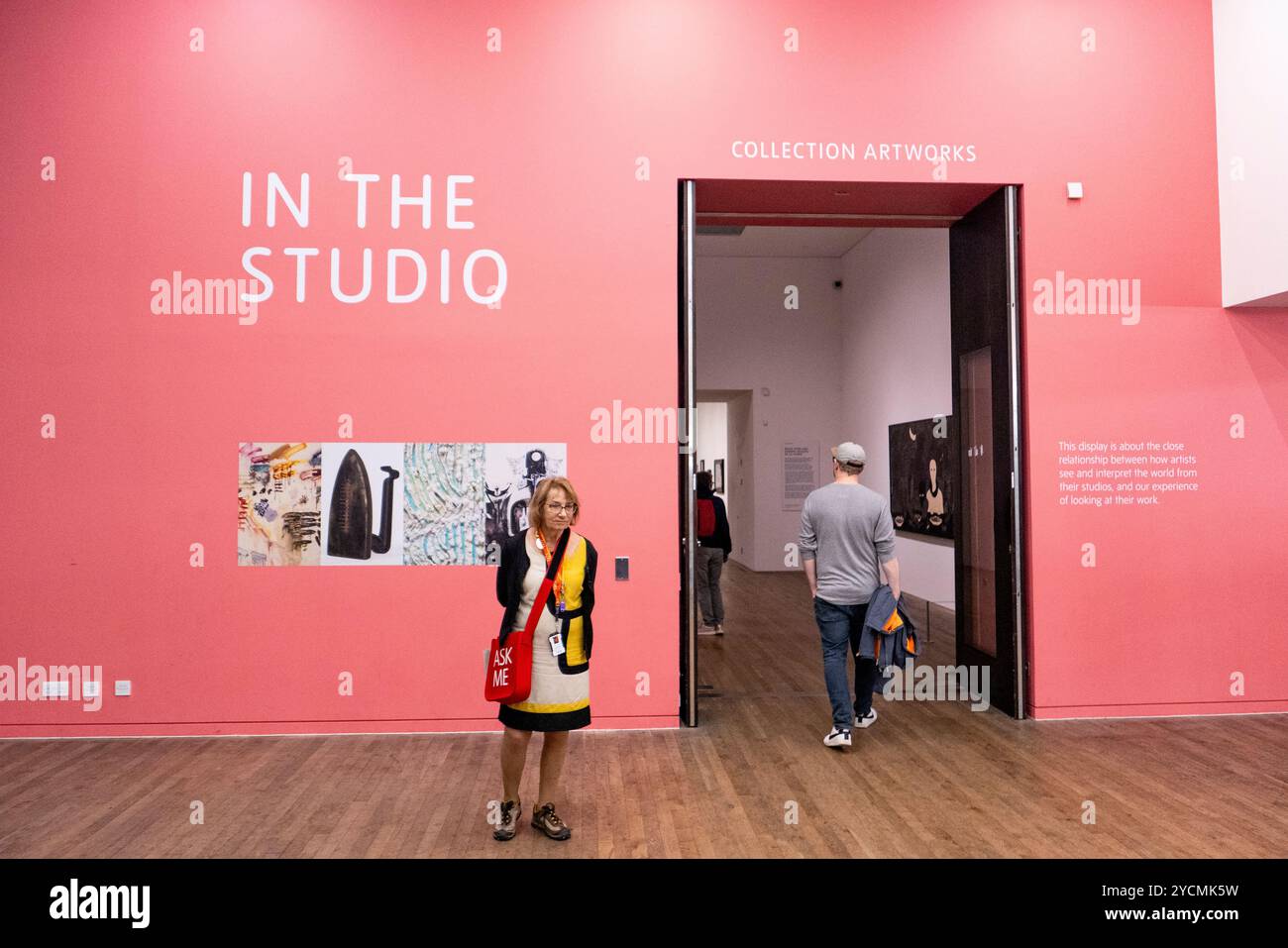 Ein Mann geht in den Raum der Sammlung Kunstwerke im Tate Modern, London, England. Foto: SMP News Stockfoto