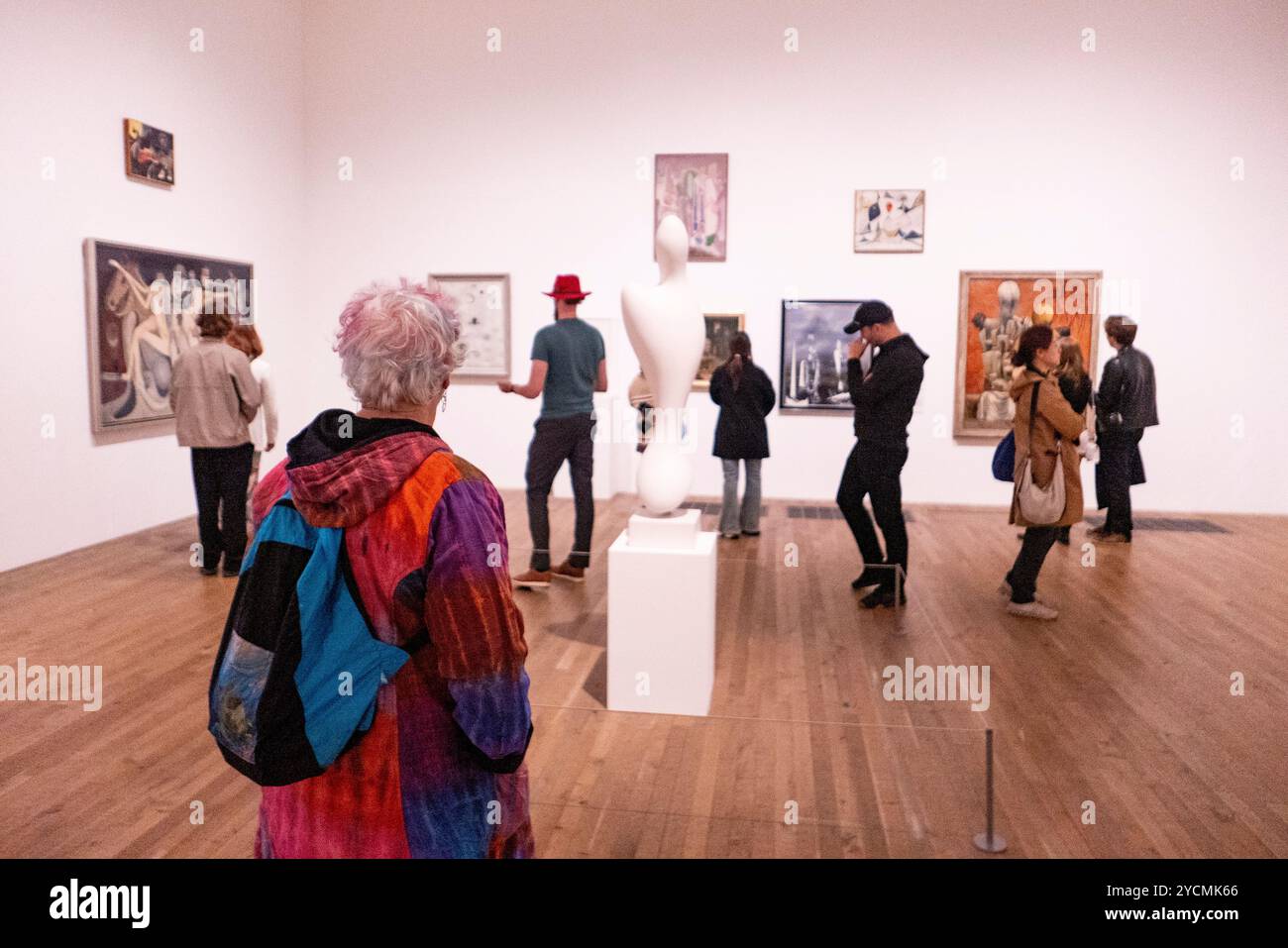 Leute, die Kunstwerke im Tate Modern, London, England ansehen. Foto: SMP News Stockfoto