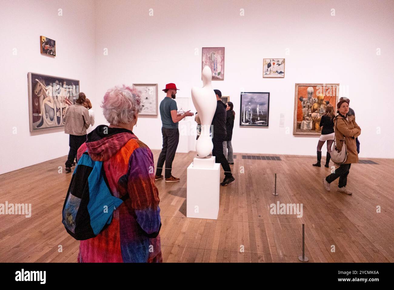 Leute, die Kunstwerke im Tate Modern, London, England ansehen. Foto: SMP News Stockfoto