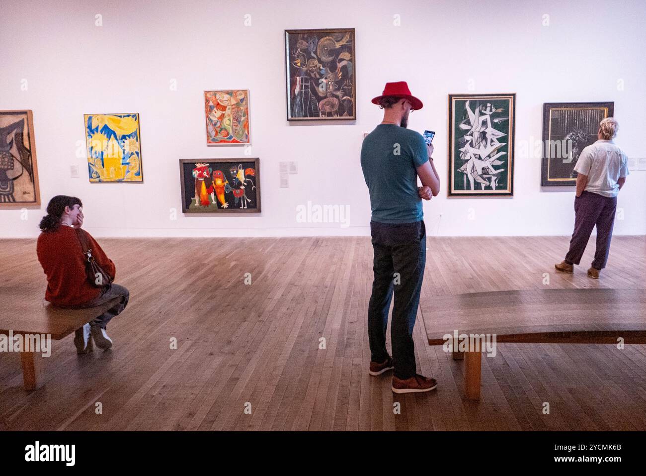 Leute, die Kunstwerke im Tate Modern, London, England ansehen. Foto: SMP News Stockfoto