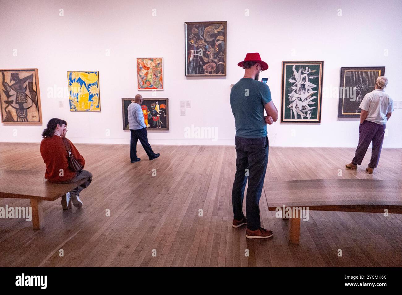 Leute, die Kunstwerke im Tate Modern, London, England ansehen. Foto: SMP News Stockfoto