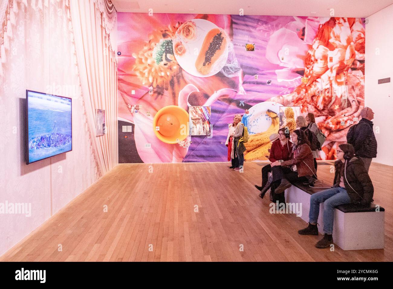 Leute, die sich das Kunstwerk von Farah Al Qasmi im Tate Modern in London ansehen. Foto: SMP News Stockfoto