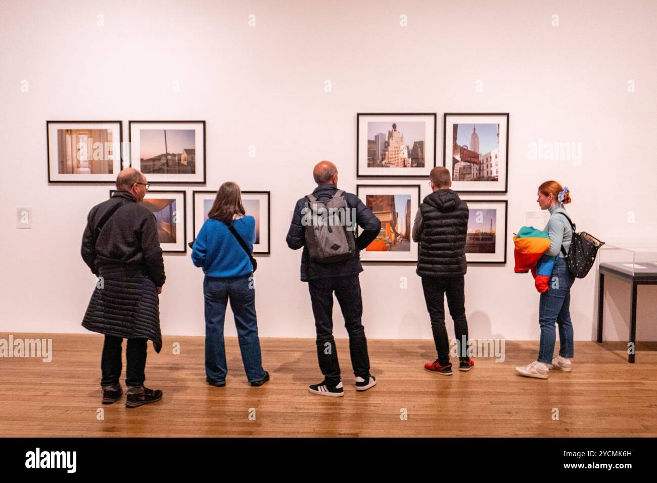 Menschen, die Fotos des preisgekrönten Fotografen Joel Meyerowitz im Tate Modern in London, England ansehen. Foto: SMP News Stockfoto