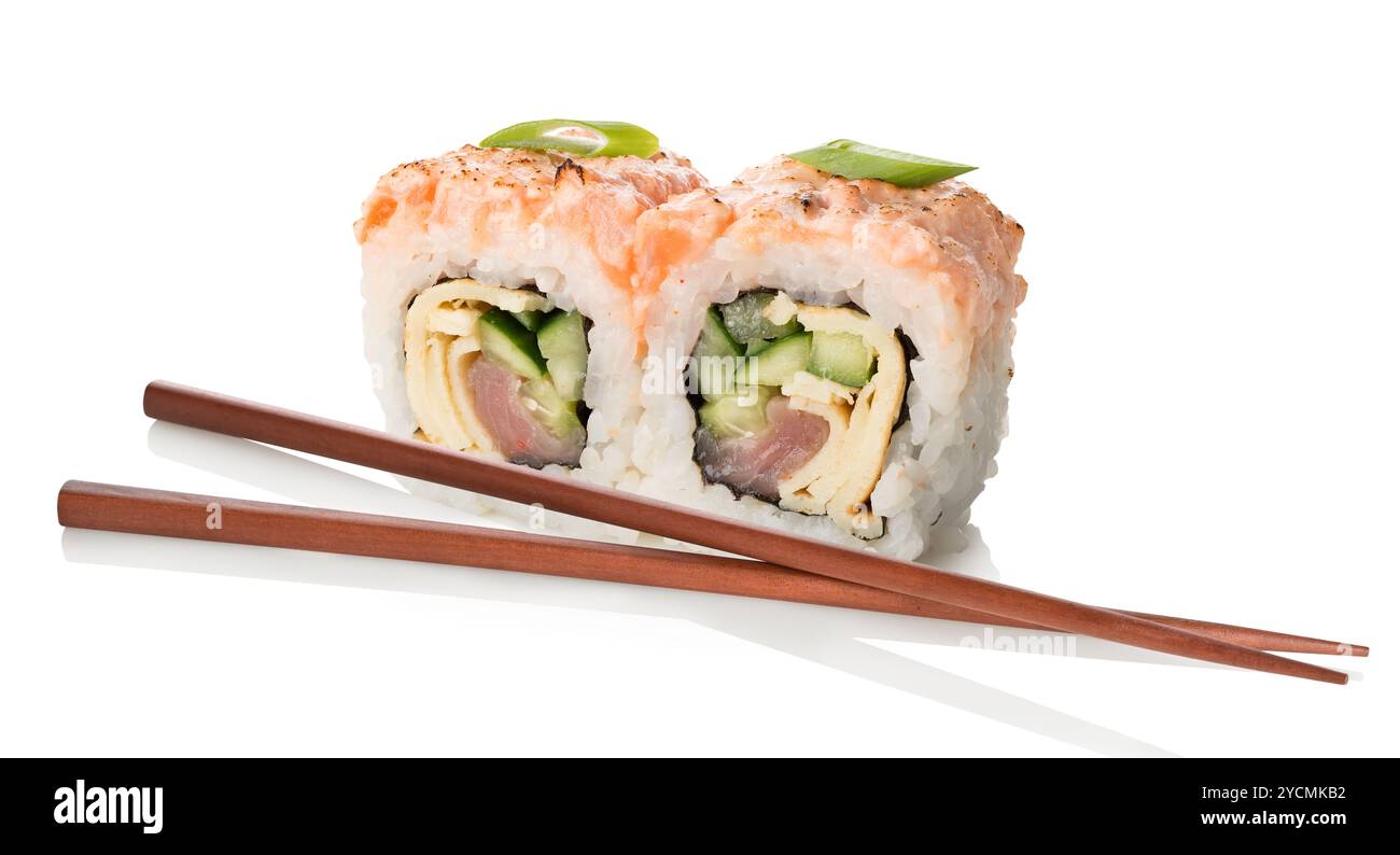 Zwei Sushi mit Essstäbchen Stockfoto