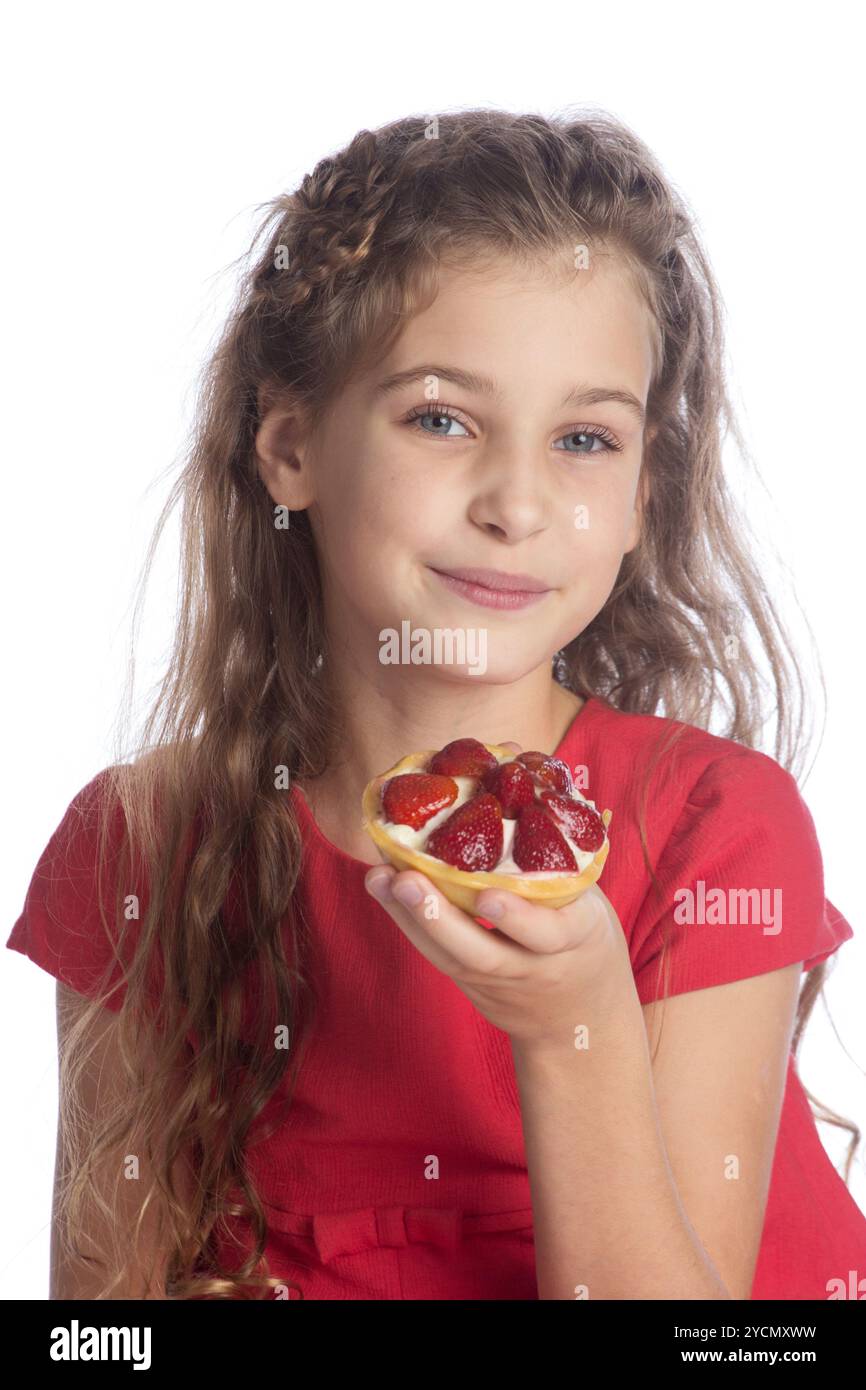 Glückliches Mädchen genießt Kuchen, isoliert. Stockfoto