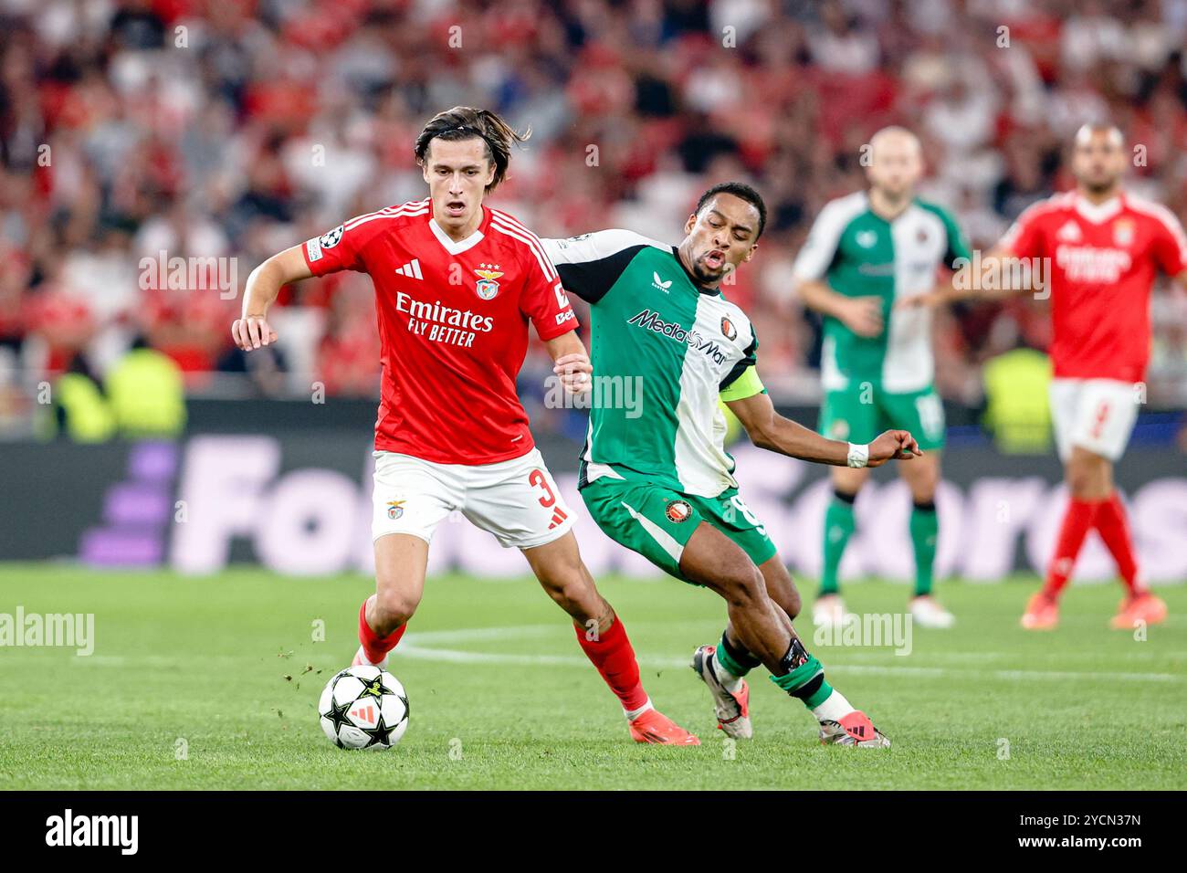 LISSABON, Estadio da Luz, 23.10.2024, Saison 2024/2025, UEFA Champions League. Während des Spiels Benfica – Feyenoord, Benfica Spieler Alvaro Carreras, Feyenoord Spieler Quinten Timber Credit: Pro Shots/Alamy Live News Stockfoto