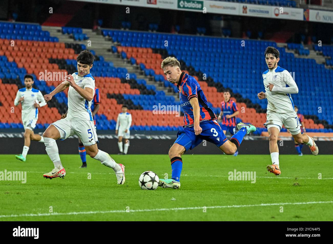 Loris Schreiber (FC Basel U19, #03) schiesst den Ball Richtung Tor. Surkhay Nabiyev (Sabah FK U19, #05) kann ihn nicht blocken. SUI, FC Basel - Sabah FK, Fussball, UEFA Youth League, 2. Spieltag, Saison 2024/2025, 23.10.2024 Foto: Eibner-Pressefoto/Thomas Hess Stockfoto