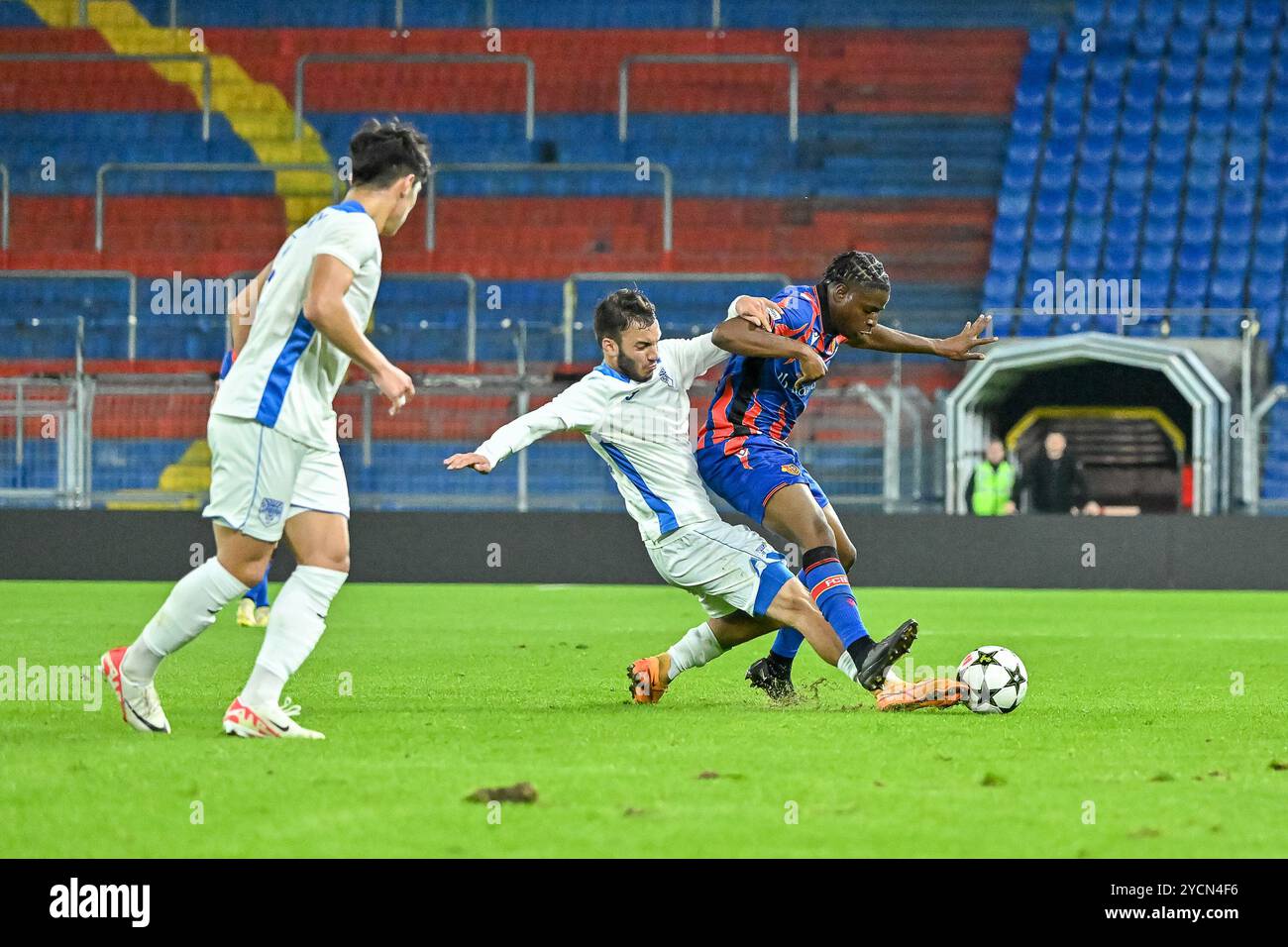 Emil Amirov (Sabah FK U19, #96) graescht/grätscht bei Evan Senaya (FC Basel U19, #11) den Ball weg. SUI, FC Basel - Sabah FK, Fussball, UEFA Youth League, 2. Spieltag, Saison 2024/2025, 23.10.2024 Foto: Eibner-Pressefoto/Thomas Hess Stockfoto