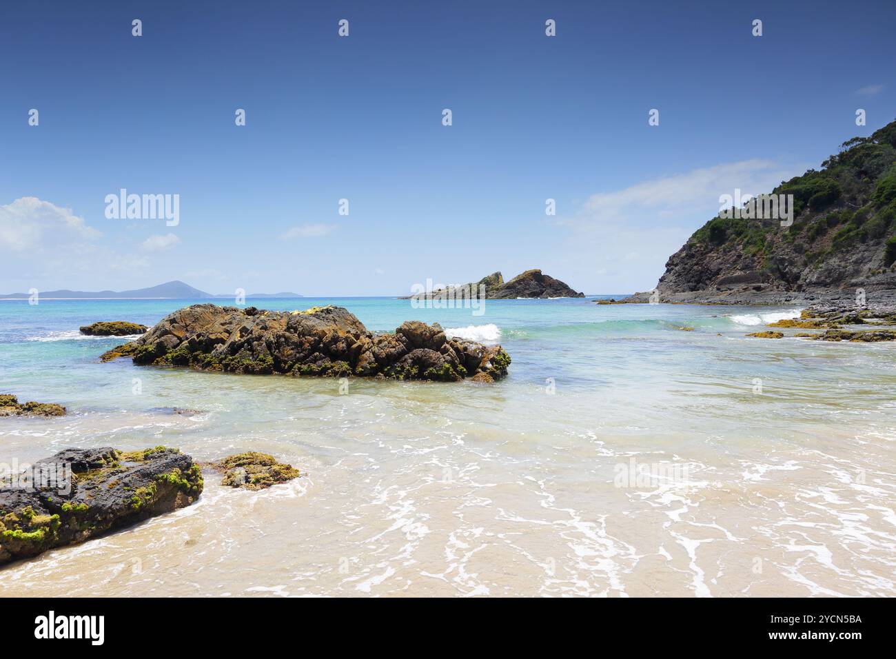 Statis Rock vor der Küste von Boat Beach, Seal Rocks NSW Australien. Seal Rocks liegt im Myall Lakes National Park und hat sich widersetzt Stockfoto