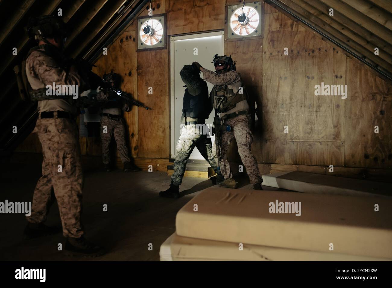 US-Marines mit Golf Company, 2. Bataillon, 2. Marine Regiment, 2. Marine Division halten eine simulierte feindliche Person im Rahmen eines Kampfspurereignisses während Tres Kolos 24 auf Camp Savaneta, Aruba, 17. Oktober 2024 fest. Die US-Marines mit 2/2 Soldaten führten eine Ausbildung nach Aruba durch, um eine Ausbildung in kleinen Einheiten durchzuführen, während sie eine Kameradschaft mit dem Royal Netherlands Marine Corps aufbauen, einem Verbündeten der NATO und Routine-Trainingspartner. (U.S. Marine Corps fotografische Illustration von CPL. Antonino Mazzamuto) Stockfoto