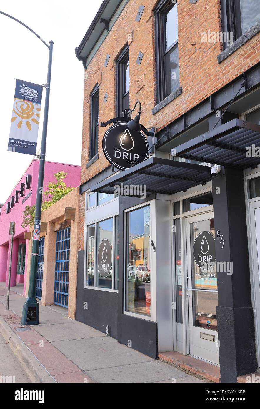 Denver's Art District in Santa Fe, das als Creative District mit traditionellen hispanischen und lateinamerikanischen Wurzeln ausgewiesen ist, mit Wandmalereien, Kunstgalerien und Indie-Boutiquen Stockfoto