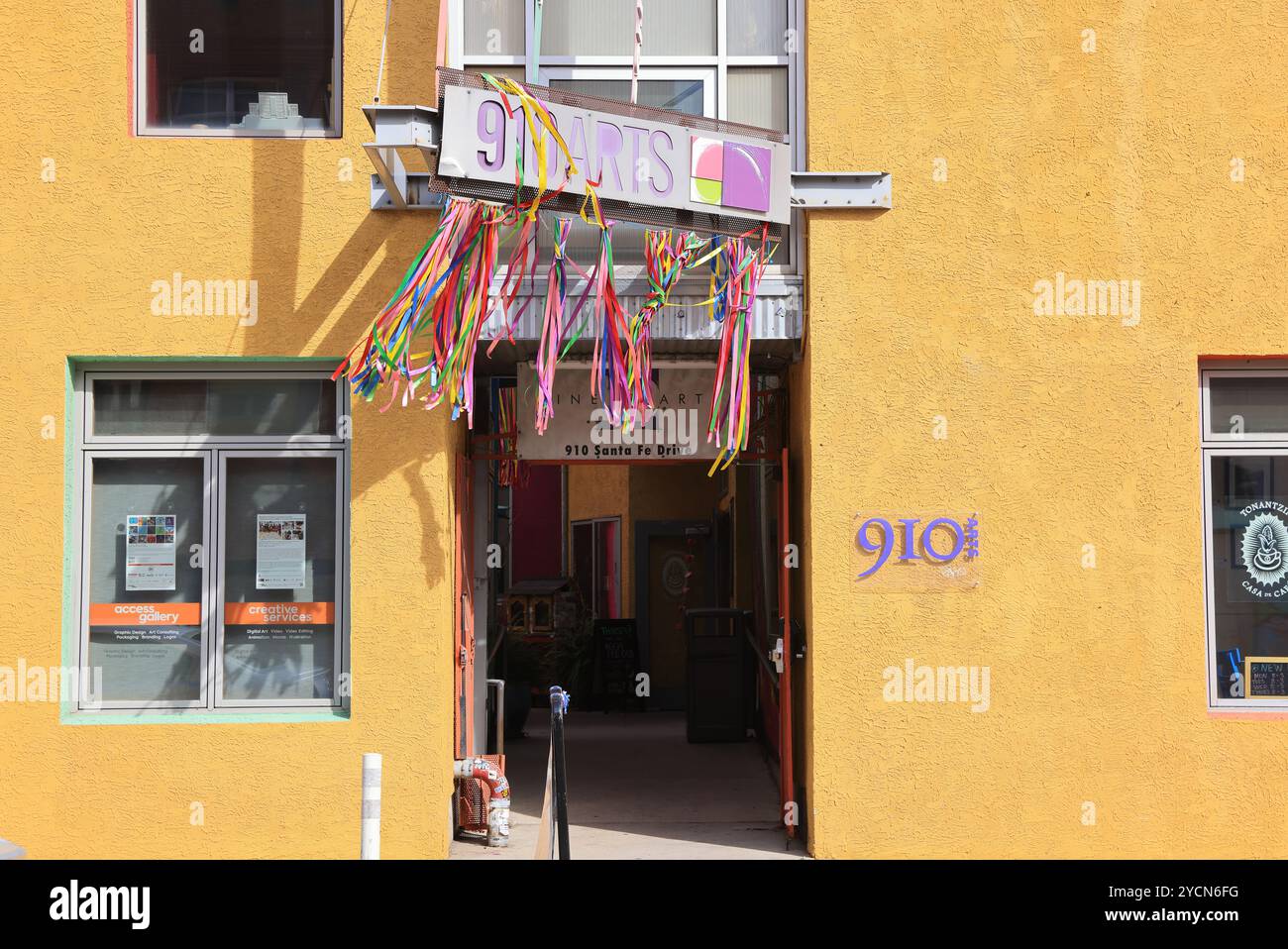 Denver's Art District on Sante Fe, das als Creative District mit traditionellen hispanischen und lateinamerikanischen Wurzeln ausgewiesen ist, mit Wandmalereien, Kunstgalerien und Indie-Boutiquen. Stockfoto