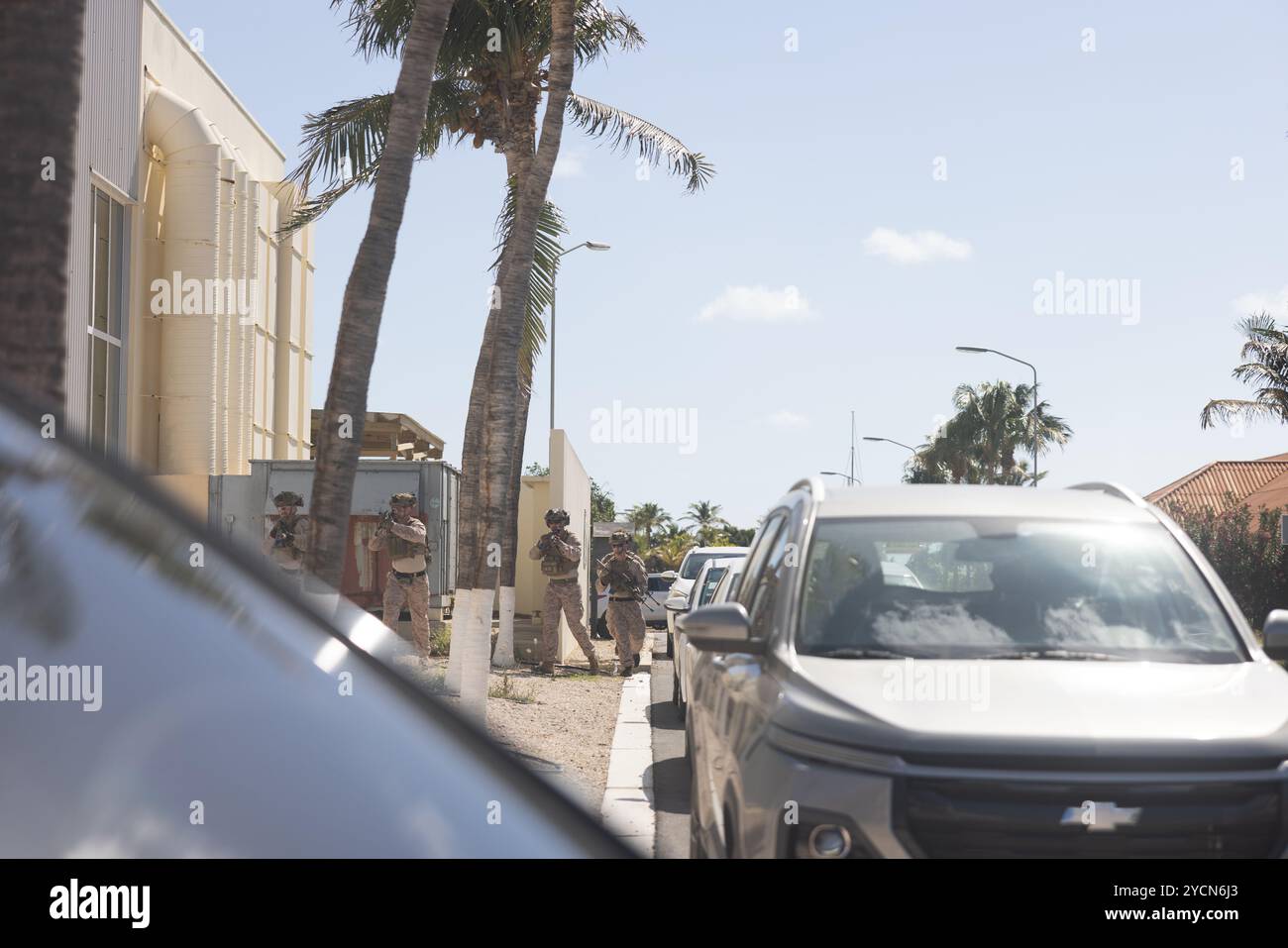 Die US-Marines mit Golf Company, 2. Bataillon, 2. Marine Regiment, 2. Marine Division rücken auf ein Ziel vor, als Teil eines Kampfspurereignisses während Tres Kolos 24 auf Camp Savaneta, Aruba, 17. Oktober 2024. Die US-Marines mit 2/2 Soldaten führten eine Ausbildung nach Aruba durch, um eine Ausbildung in kleinen Einheiten durchzuführen, während sie eine Kameradschaft mit dem Royal Netherlands Marine Corps aufbauen, einem Verbündeten der NATO und Routine-Trainingspartner. (U.S. Marine Corps fotografische Illustration von CPL. Antonino Mazzamuto) Stockfoto