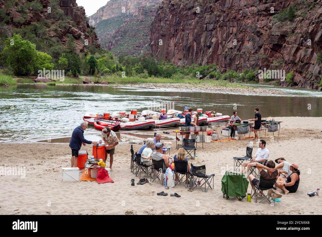 Dinosaur, Colorado – am Abend entspannen sich Flussrafters bei einem Ausflug auf dem Green River im Dinosaur National Monument. Stockfoto