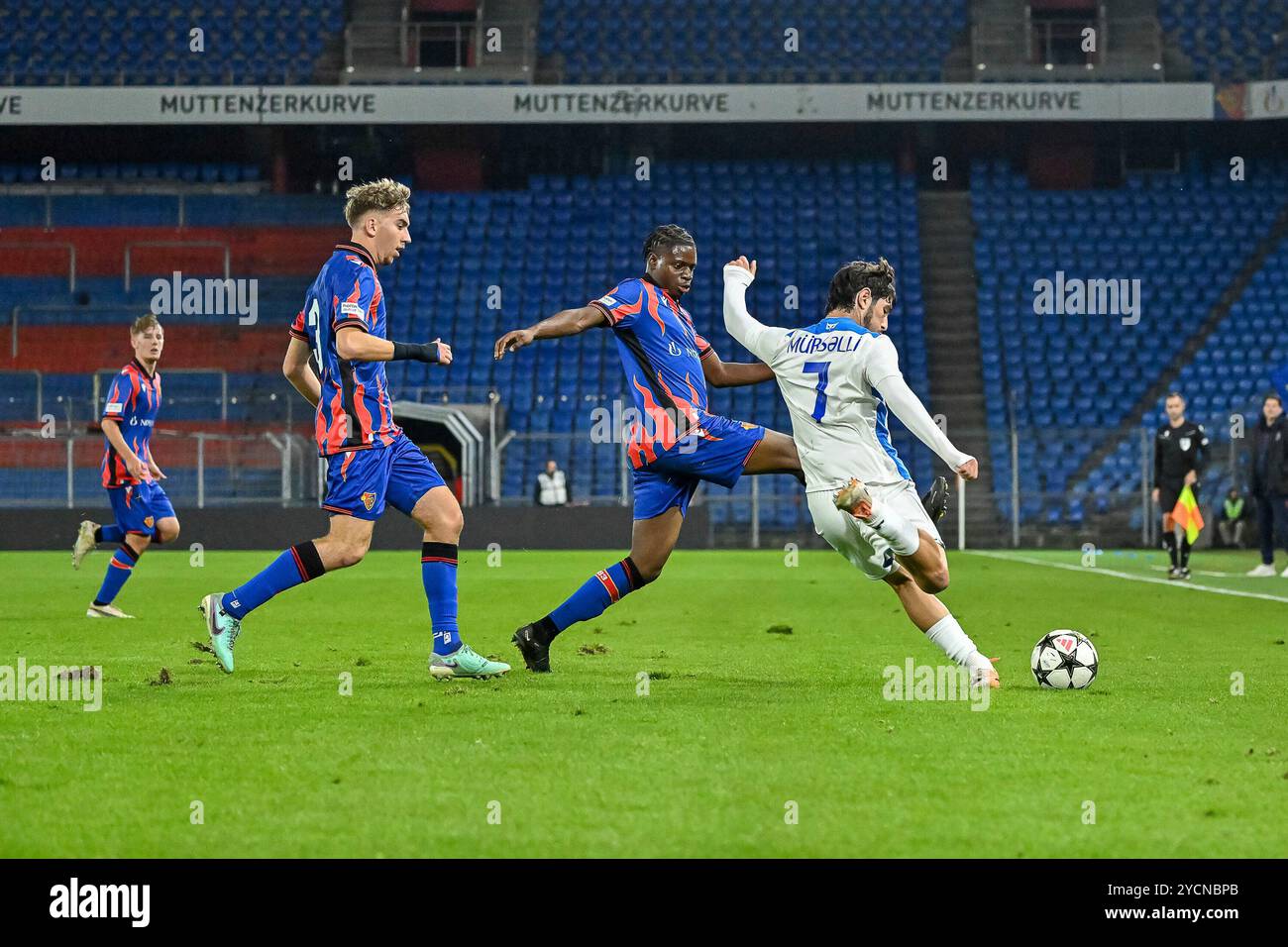 Khalil Mursalli (Sabah FK U19, #07) schlaegt den Ball weg vor Evan Senaya (FC Basel U19, #11) ihn Blocken kann. SUI, FC Basel - Sabah FK, Fussball, UEFA Youth League, 2. Spieltag, Saison 2024/2025, 23.10.2024 Foto: Eibner-Pressefoto/Thomas Hess Stockfoto