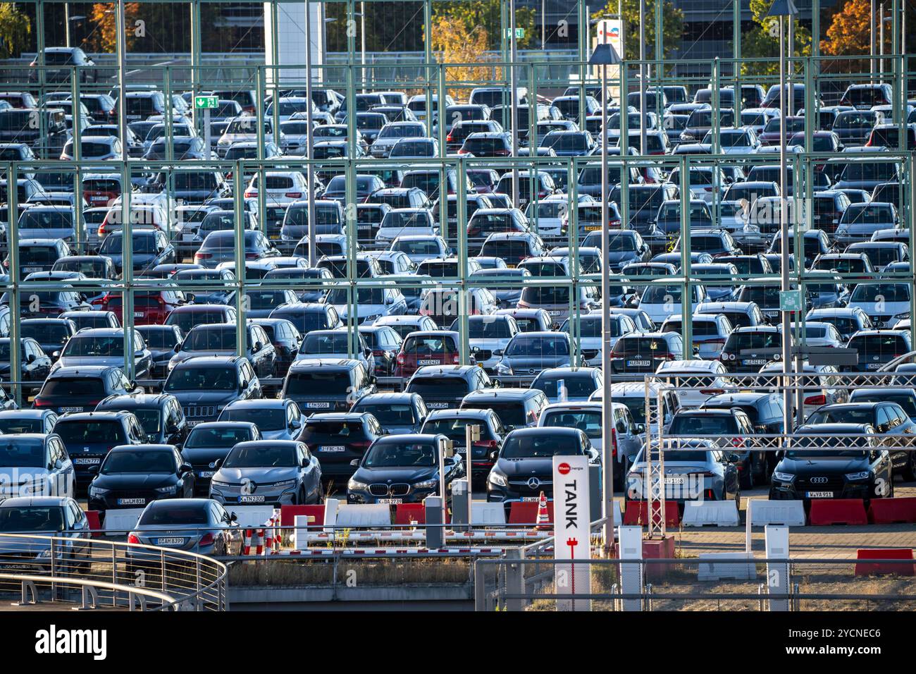 Volles Parkhaus P2, am Flughafen Köln-Bonn, NRW, Deutschland, Parkhaus CGN *** Parkhaus P2, am Flughafen Köln Bonn, NRW, Deutschland, Parkhaus CGN Stockfoto