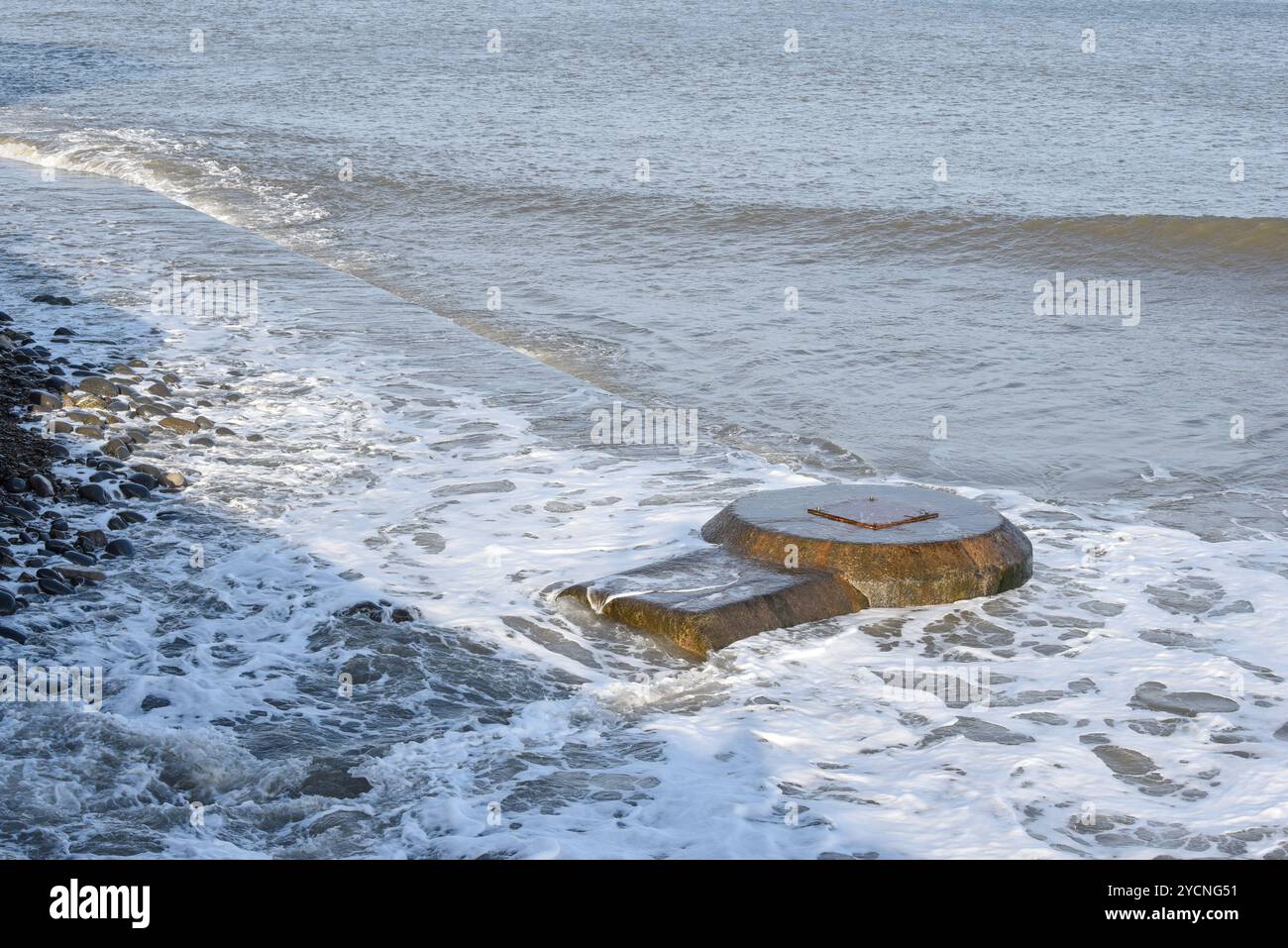 Betonkanalrohre im Ozean, die zu einem Meeresabfluss führen, der die Umwelt verschmutzt Stockfoto