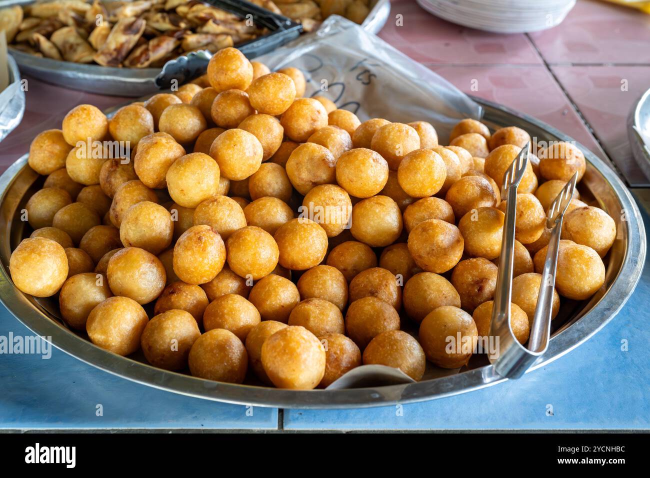 Diese lebhafte Collage zeigt die vielfältige und köstliche Auswahl frittierter Köstlichkeiten, die in der malaysischen Küche zu finden sind. Stockfoto