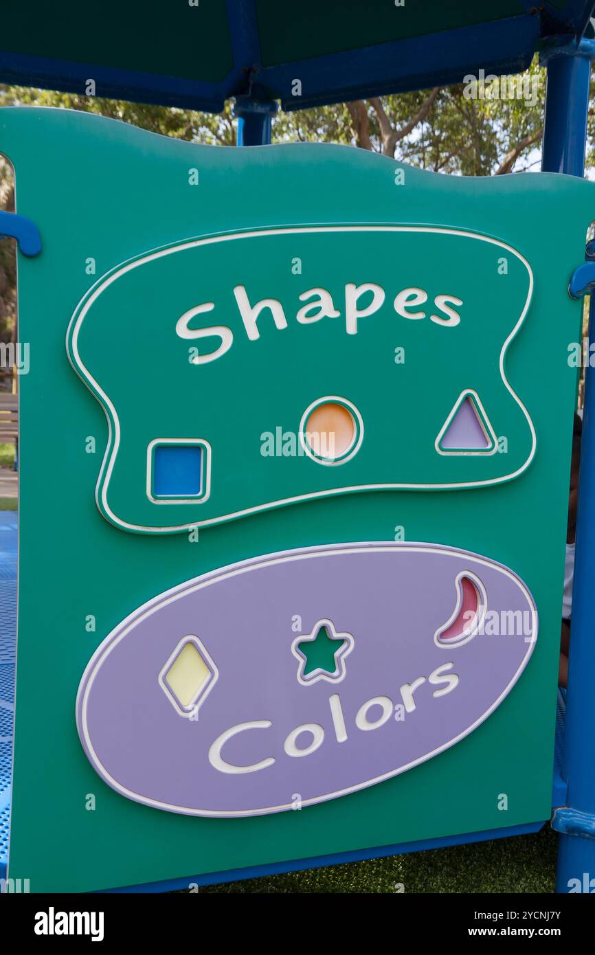 Ein Spielplatzbrett, das Formen und Farben von Kindern zeigt und ihnen beibringt. Stockfoto