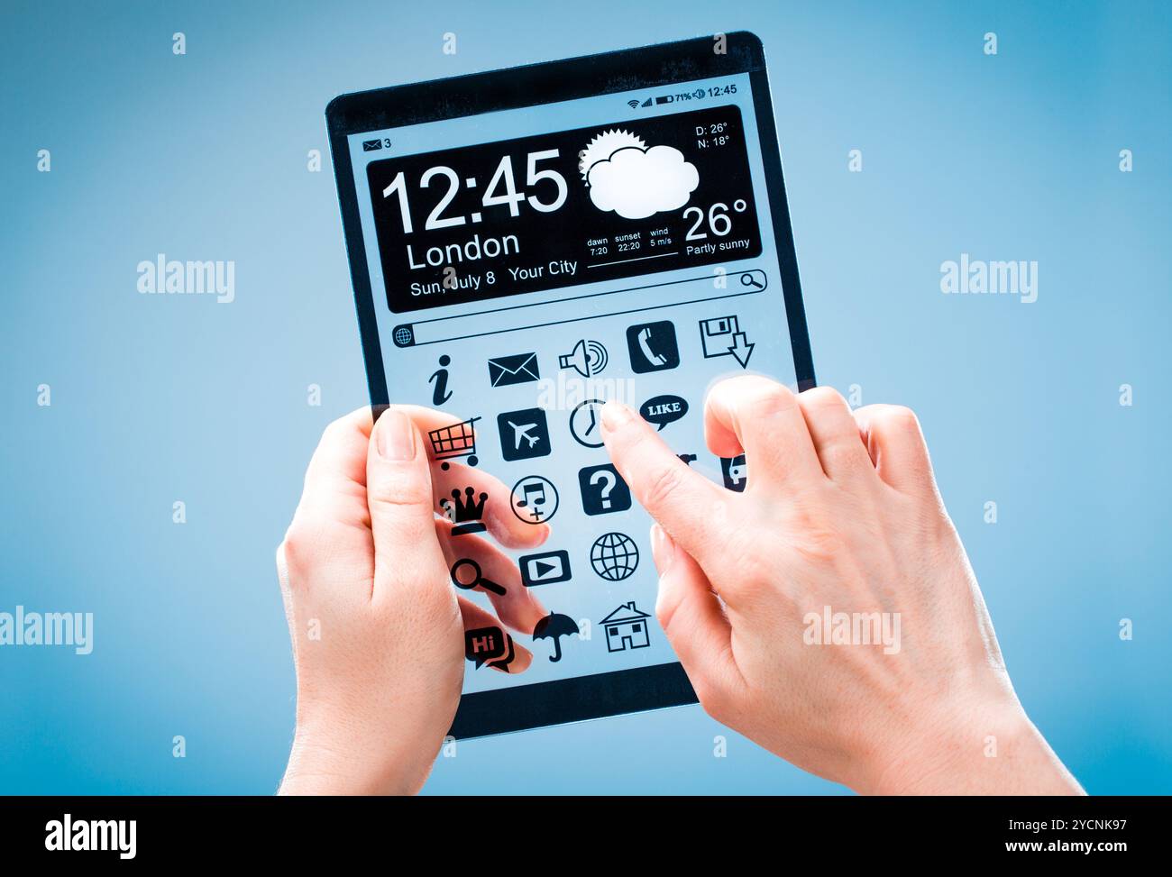 Tablet mit transparentem Bildschirm in menschlichen Händen. Stockfoto