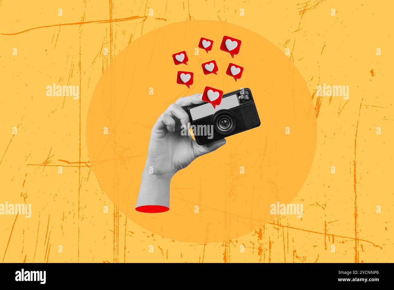 Frauenhände halten eine Fotokamera mit ähnlichen Symbolen auf gelbem Hintergrund Stockfoto