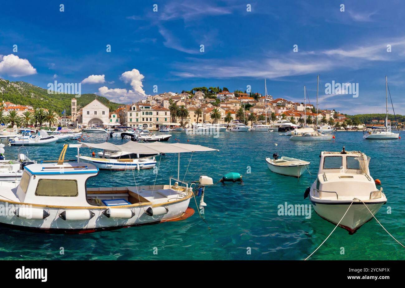 Idyllischer Blick auf den Hafen von Hvar Stockfoto