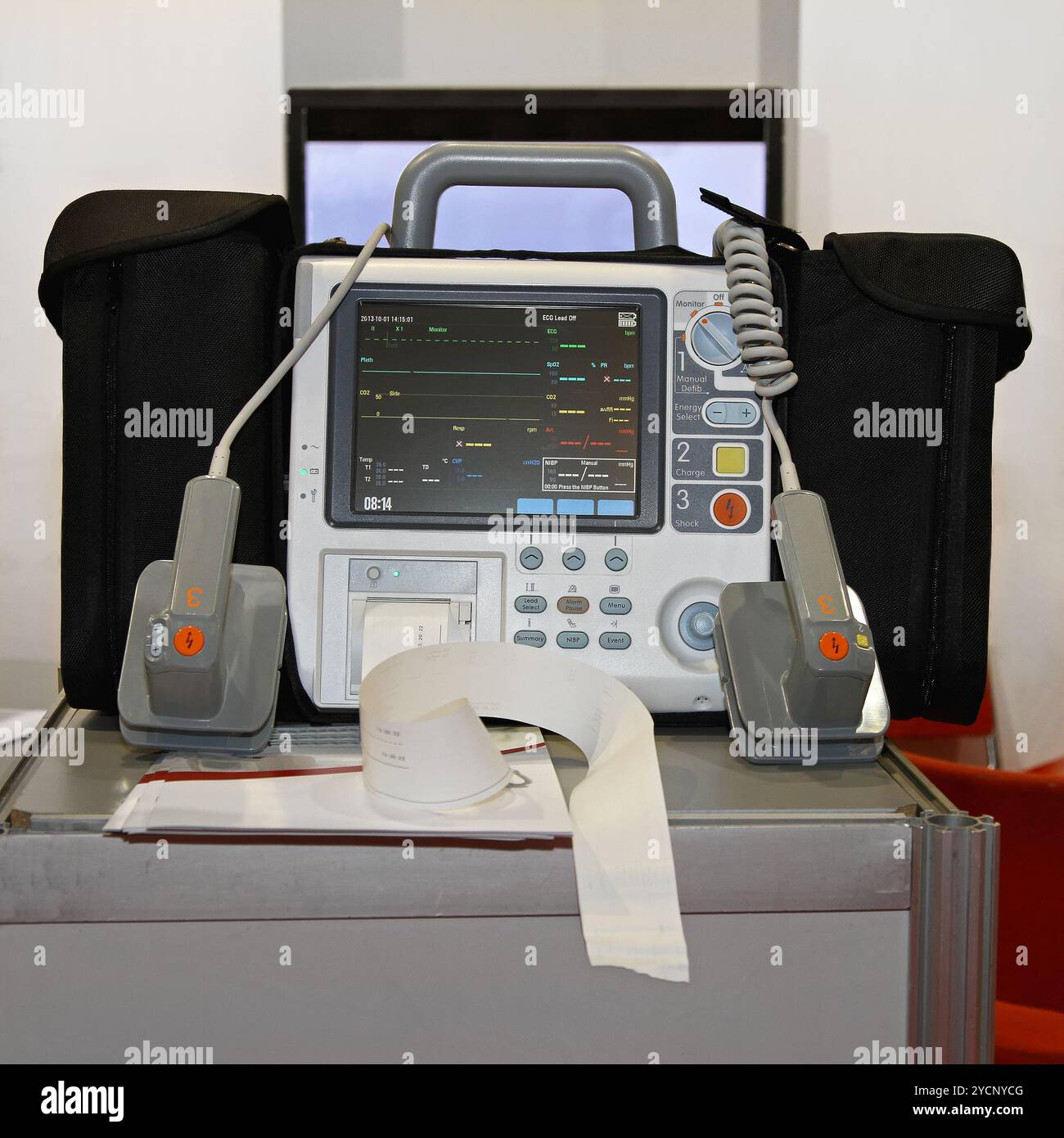 Defibrillator und Monitor Stockfoto