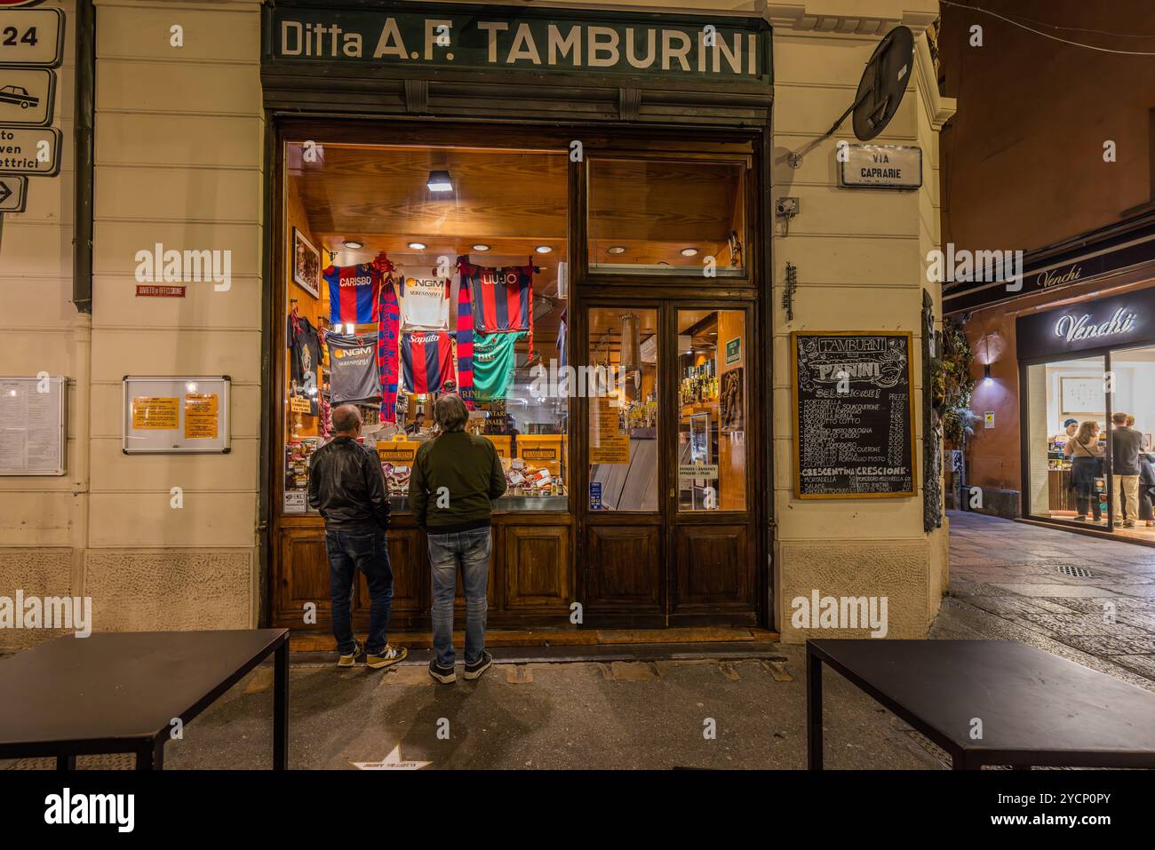 Das Tamburini Delikatessengeschäft hat sein Schaufenster mit Fußballtrikots dekoriert. Via Calzolerie, Bologna, Emilia-Romagna, Italien Stockfoto