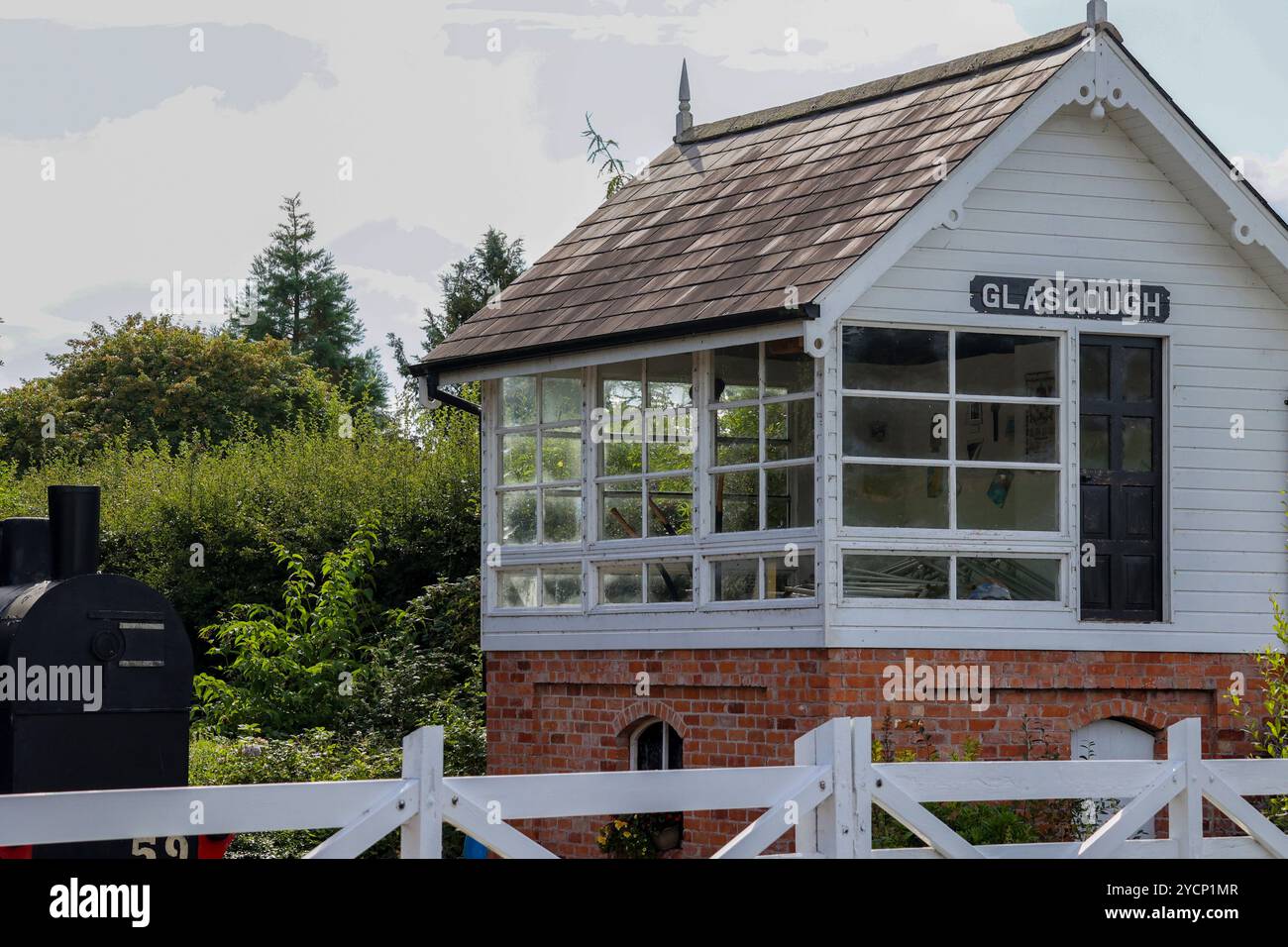 Ehemaliges GNR-Stellwerk und Bahnübergangstor Glaslough County Monaghan Irland. Stockfoto