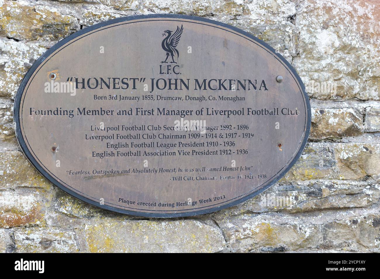An der Wand befestigte Gedenktafel zum Gedenken an John McKenna Glaslough Manager Gründungsmitglied des Liverpool Football Clubs. Stockfoto