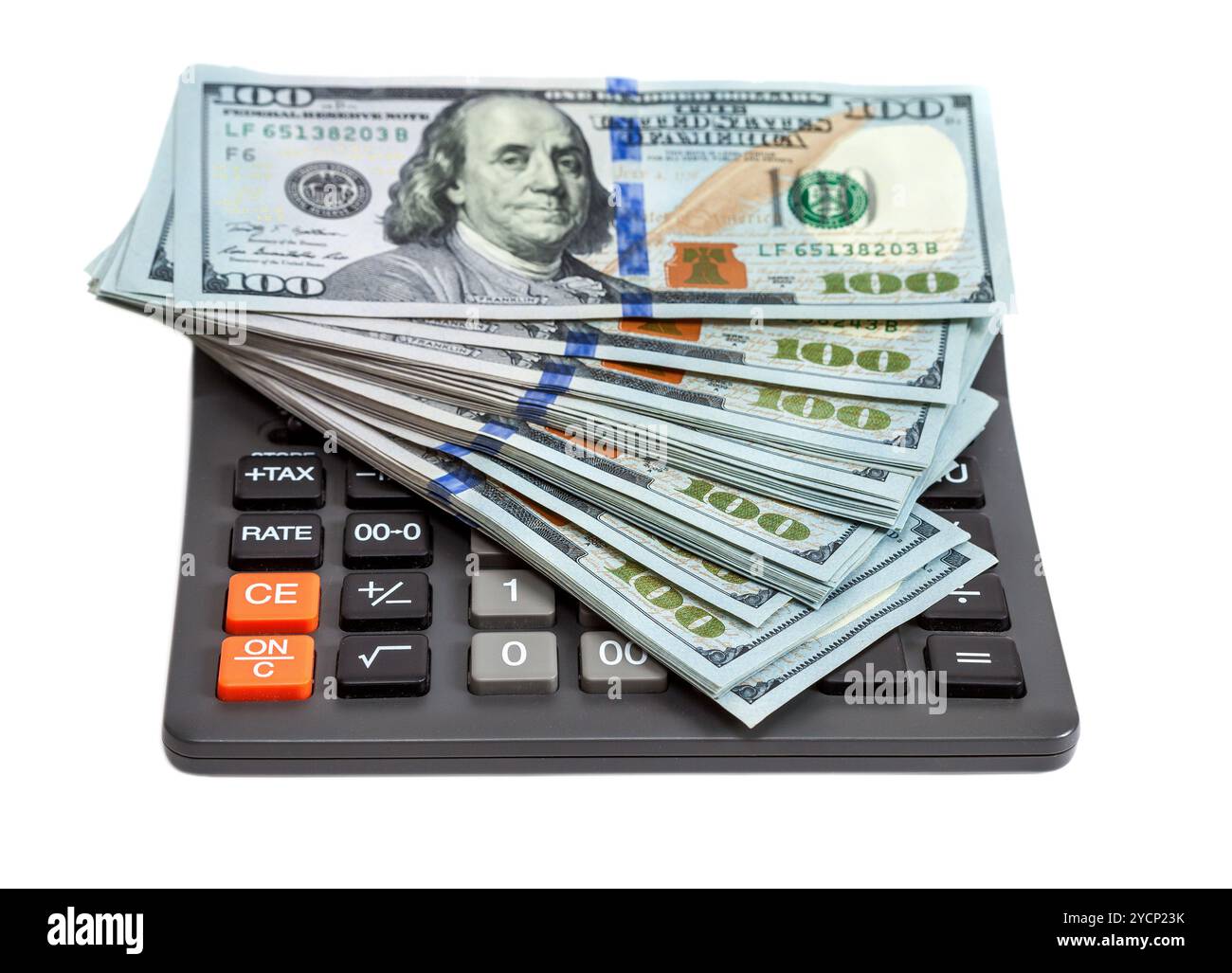 100-Dollar-Banknoten mit Taschenrechner isoliert auf weiß Stockfoto