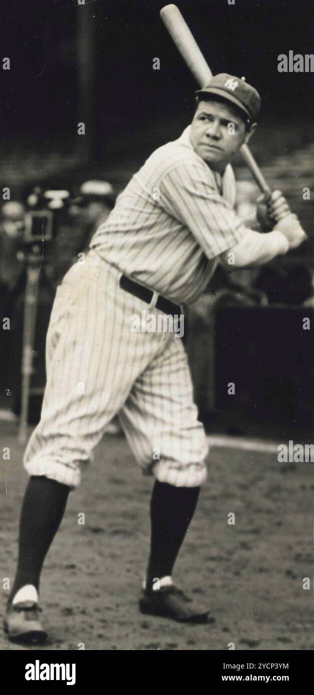 Vintage-Porträt des Baseballspielers Babe Ruth mit Schläger in der Hand in New York Yankees Uniform 1927 Stockfoto