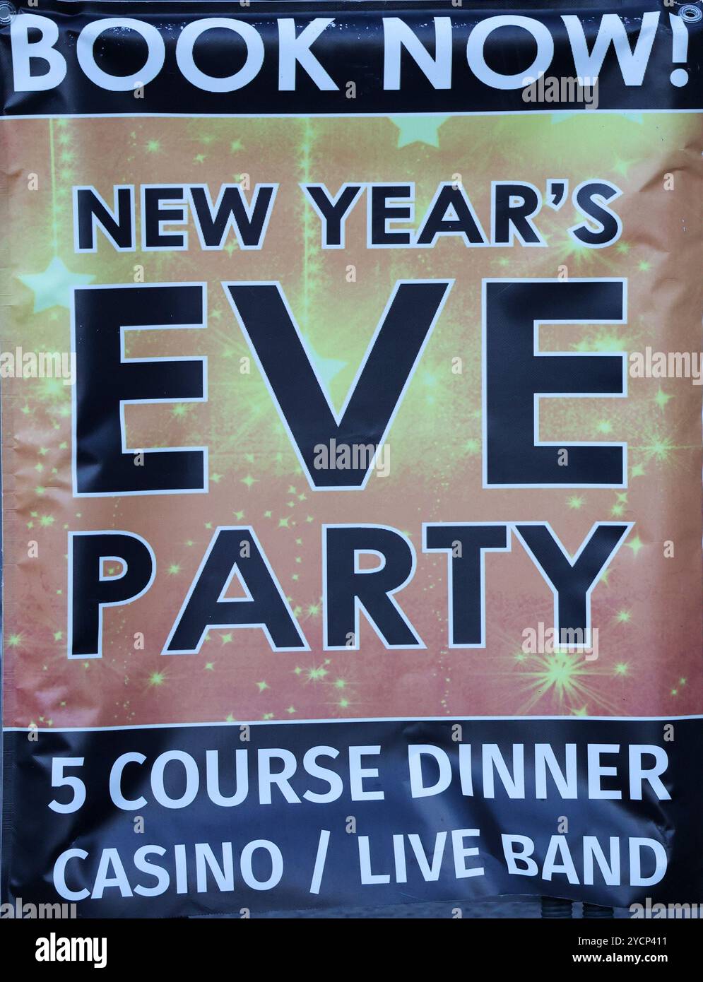 Farbiges Poster mit Werbung für Silvesterparty Dinner und Unterhaltung. Stockfoto