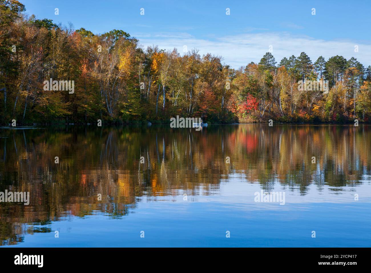 Forellenfischen in einem Solo-Kanu auf einem ruhigen See im Norden von Minnesota an einem wunderschönen Herbsttag Stockfoto