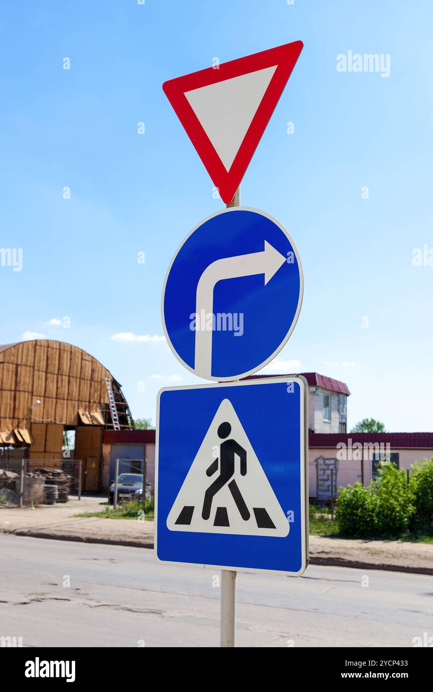 Triangular, Runde und quadratische Verkehrszeichen vor blauem Himmel Stockfoto