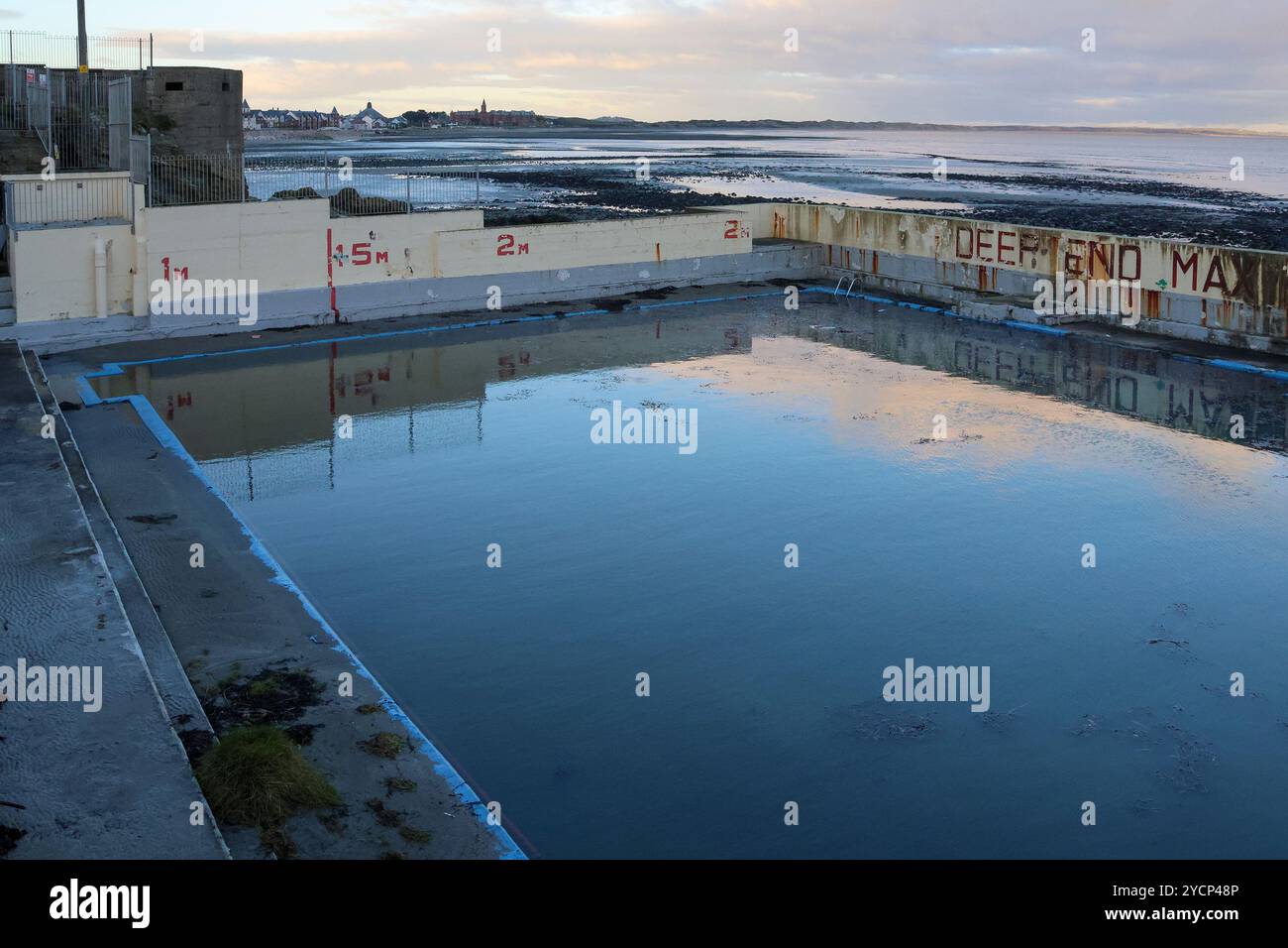 The Rock Pool Newcastle, County, ein ungenutztes Meerwasserbecken an der Küste. Stockfoto