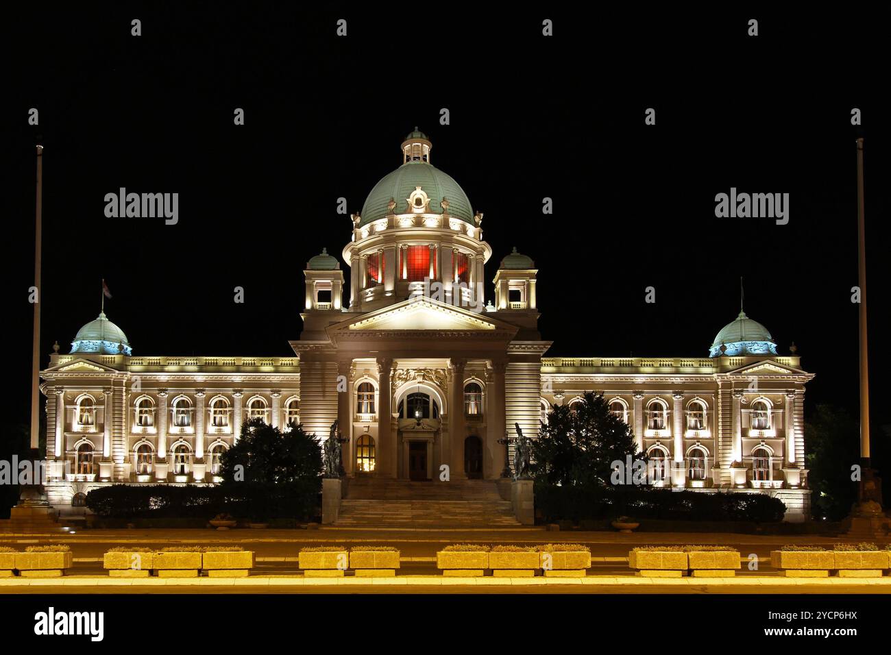 Serbisches Parlamentsgebäude in Belgrad bei Nacht Stockfoto