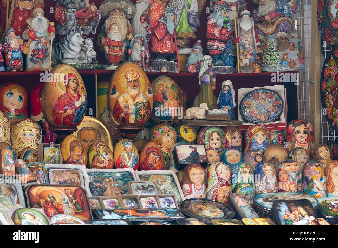 Kiew, Ukraine - 28. Juli 2019: Verschiedene Handwerke in Form von Ikonen, Matrecheuie und Figuren werden auf dem Flohmarkt verkauft Stockfoto