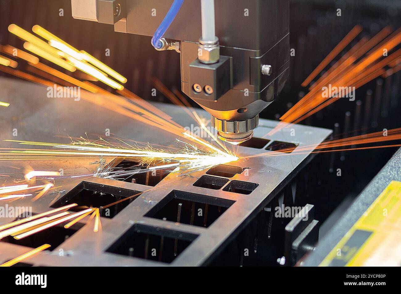 Industrielle Verarbeitung Fertigungtechnologie flache Blech Stahl Material mit Laserschneiden Funken Stockfoto