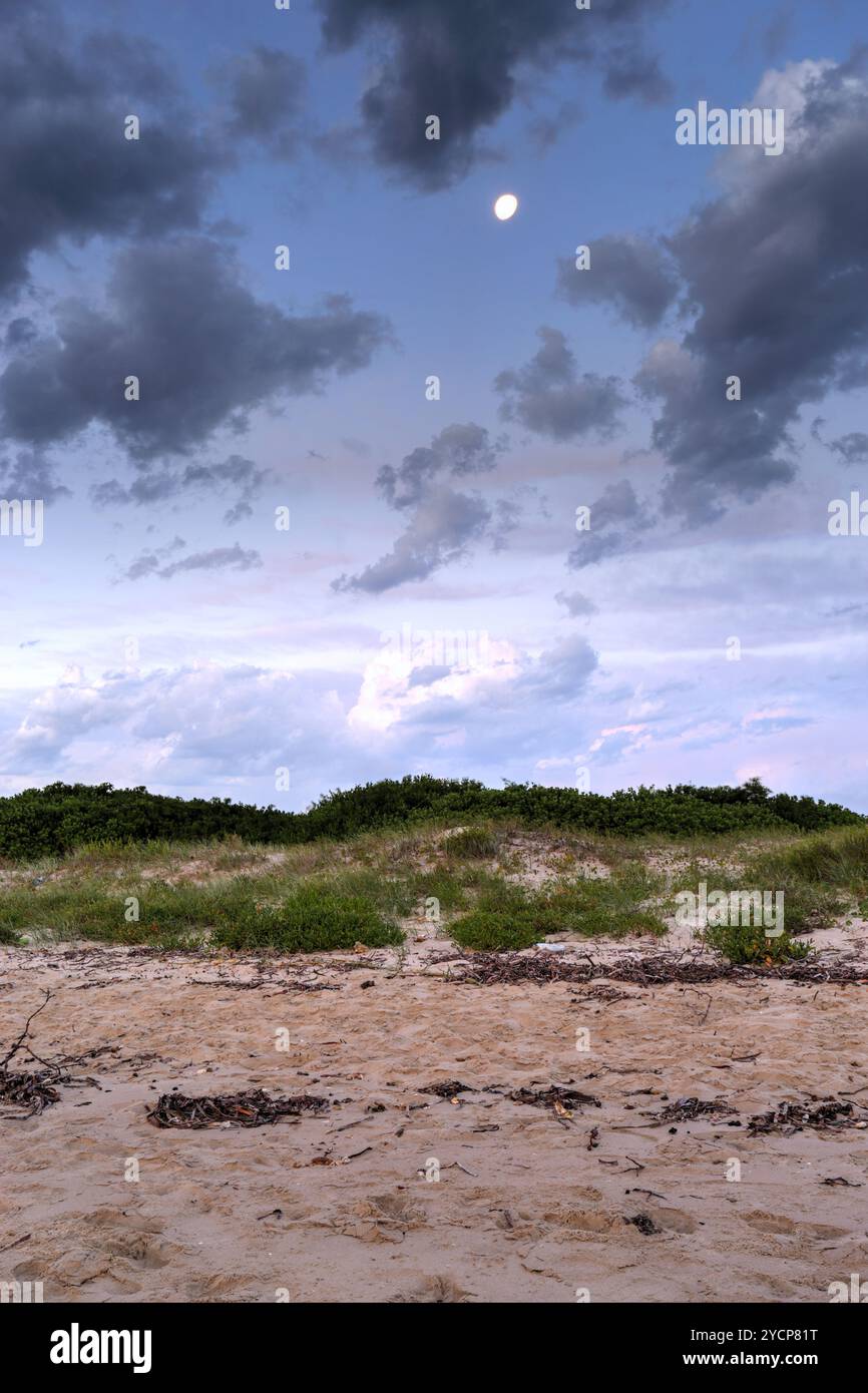 Mond über Sanddünen am Bonna Point Stockfoto